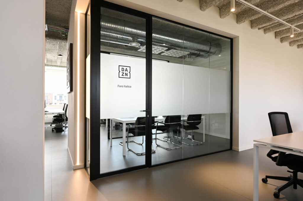 FERVI parete divisoria 6030 sala riunione parete vetrata a vetro doppio extra clear con effetto localizzato di privacy visiva e serigrafia personalizzata profilo in alluminio pure black ral 9005 porta a battente