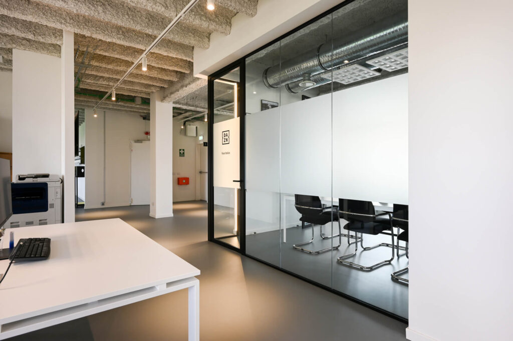 FERVI parete divisoria 6030 sala riunione parete vetrata a vetro doppio extra clear con effetto localizzato di privacy visiva e serigrafia personalizzata profilo in alluminio pure black ral 9005 porta a battente