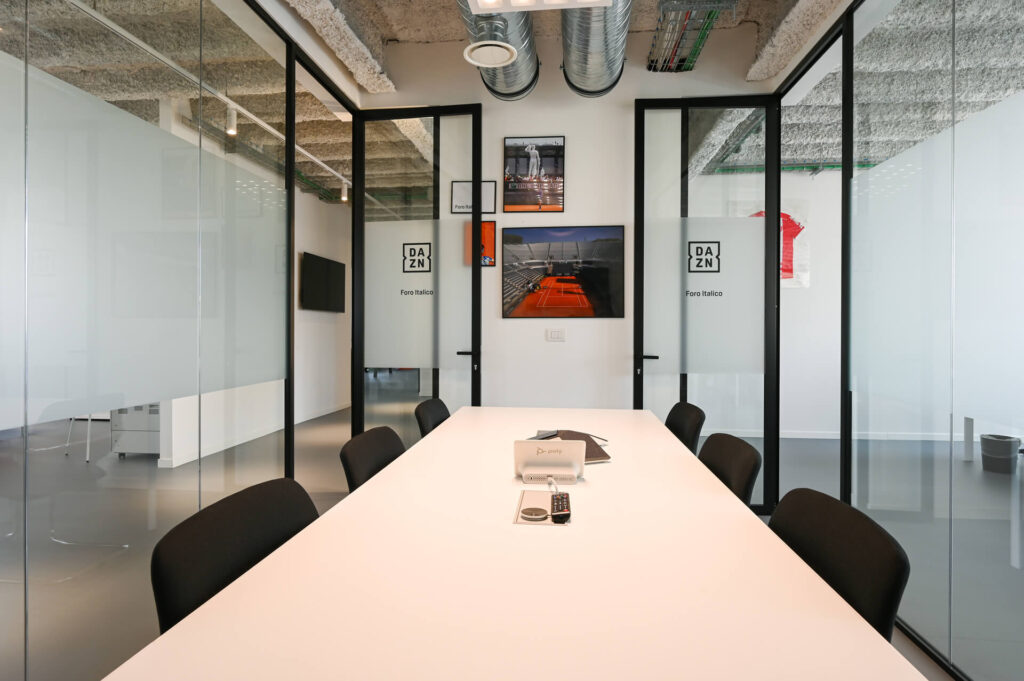 FERVI parete divisoria 6030 sala riunione parete vetrata a vetro doppio extra clear con effetto localizzato di privacy visiva e serigrafia personalizzata profilo in alluminio pure black ral 9005 porta a battente