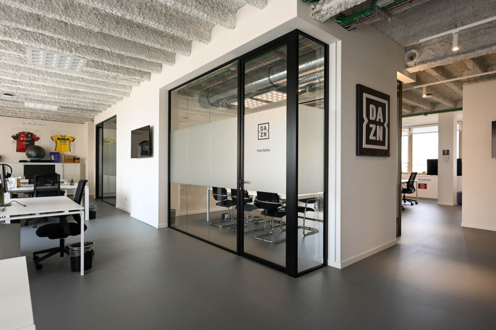 FERVI parete divisoria 6030 sala riunione parete vetrata a vetro doppio extra clear con effetto localizzato di privacy visiva e serigrafia personalizzata profilo in alluminio pure black ral 9005 porta a battente