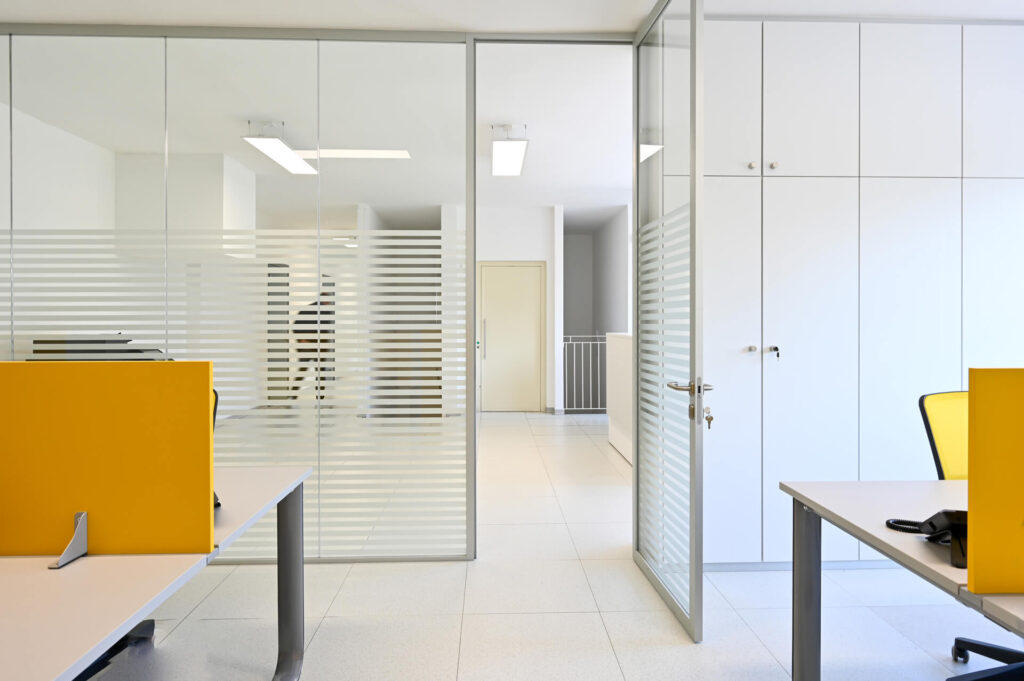 EMILRO parete divisoria Slim ufficio parete vetrata a vetro singolo extra clear con serigrafia personalizzata per privacy visiva profilo in alluminio porta a battente