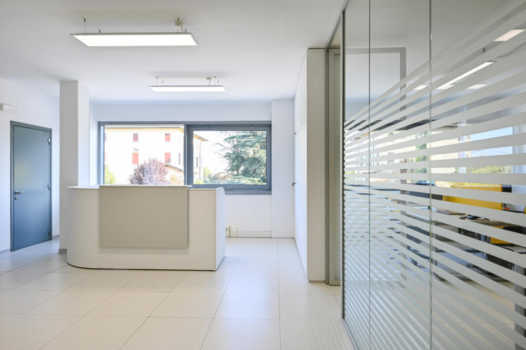 EMILRO parete divisoria Slim ufficio parete vetrata a vetro singolo extra clear con serigrafia personalizzata per privacy visiva profilo in alluminio dettaglio effetto visual privacy