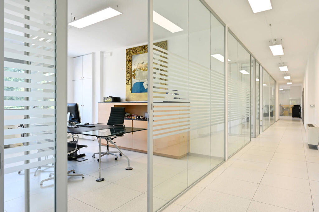 EMILRO parete divisoria Slim corridoio parete vetrata a vetro singolo extra clear con serigrafia personalizzata per privacy visiva profilo in alluminio porta a battente