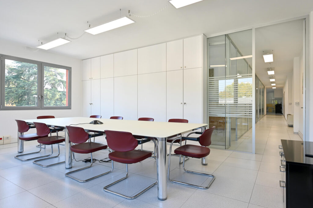 EMILRO parete divisoria Slim sala riunione parete vetrata a vetro singolo extra clear con serigrafia personalizzata per privacy visiva profilo in alluminio porta a battente