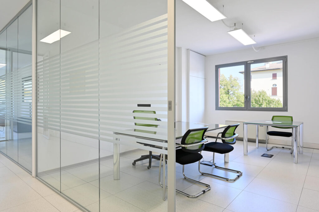 EMILRO parete divisoria Slim ufficio parete vetrata a vetro singolo extra clear con serigrafia personalizzata per privacy visiva profilo in alluminio dettaglio effetto visual privacy