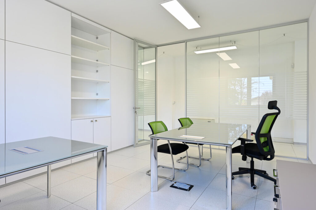 EMILRO parete divisoria Slim ufficio parete vetrata a vetro singolo extra clear con serigrafia personalizzata per privacy visiva profilo in alluminio porta a battente