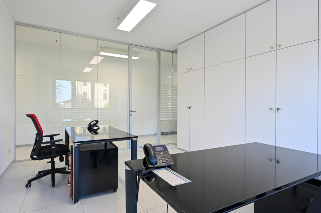 EMILRO parete divisoria Slim ufficio parete vetrata a vetro singolo extra clear con serigrafia personalizzata per privacy visiva profilo in alluminio porta a battente