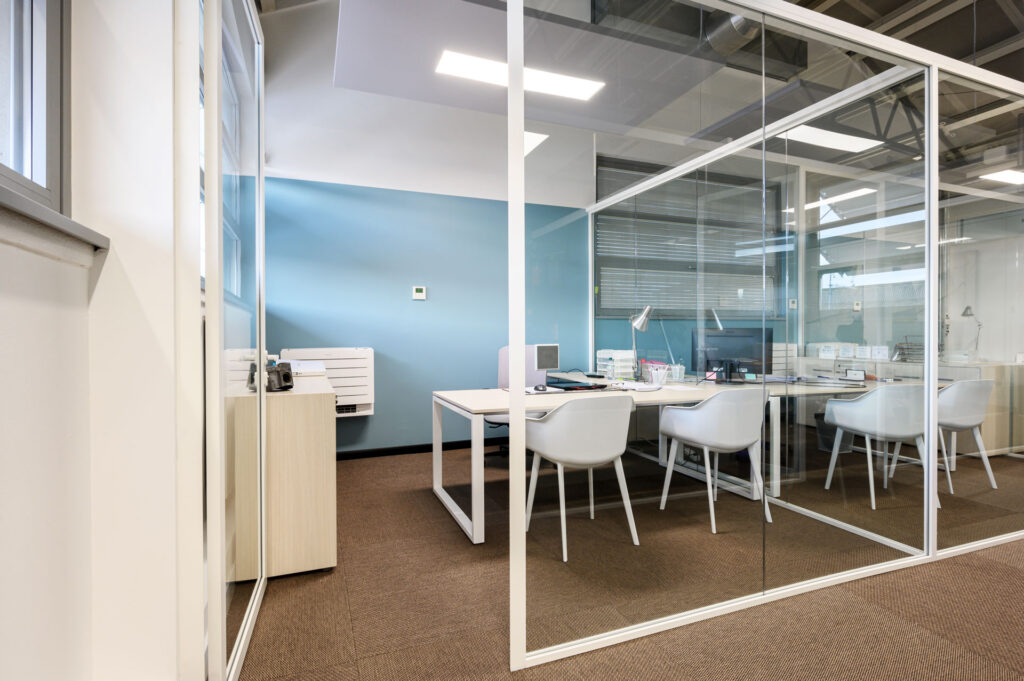 ENERGON parete divisoria Glass ufficio parete vetrata a vetro singolo extra clear profilo in alluminio pure white rat 9010 porta a battente