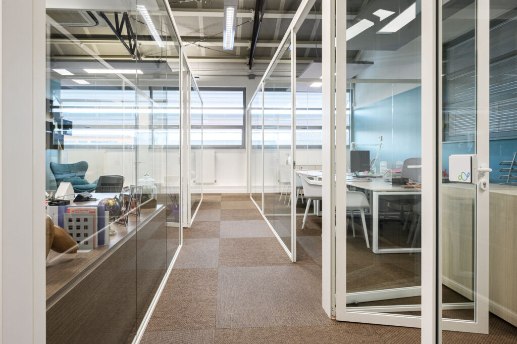 ENERGON parete divisoria Glass corridoio parete vetrata a vetro singolo extra clear profilo in alluminio pure white rat 9010 porta a battente