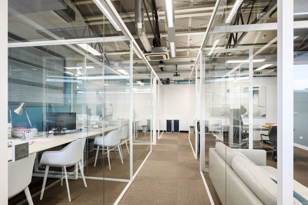 ENERGON parete divisoria Glass corridoio parete vetrata a vetro singolo extra clear profilo in alluminio pure white rat 9010 porta a battente