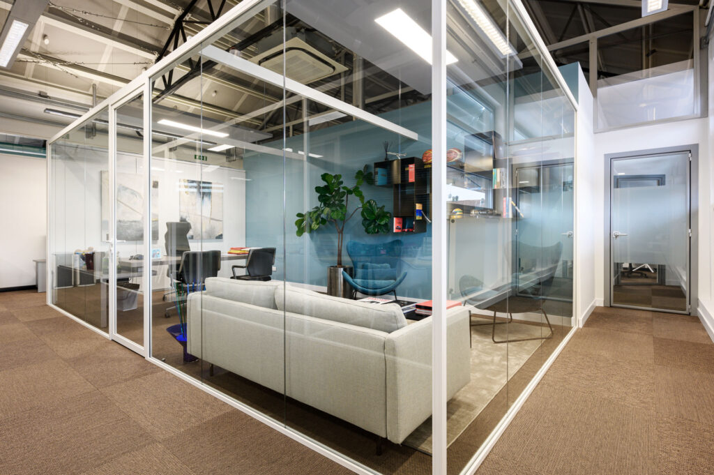 ENERGON parete divisoria Glass ufficio direzionale parete vetrata a vetro singolo extra clear profilo in alluminio pure white rat 9010 porta a battente