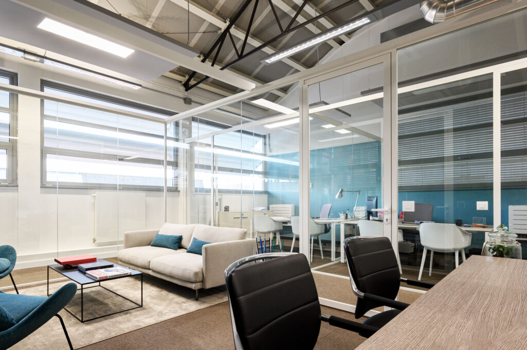 ENERGON parete divisoria Glass ufficio direzionale parete vetrata a vetro singolo extra clear profilo in alluminio pure white rat 9010 porta a battente