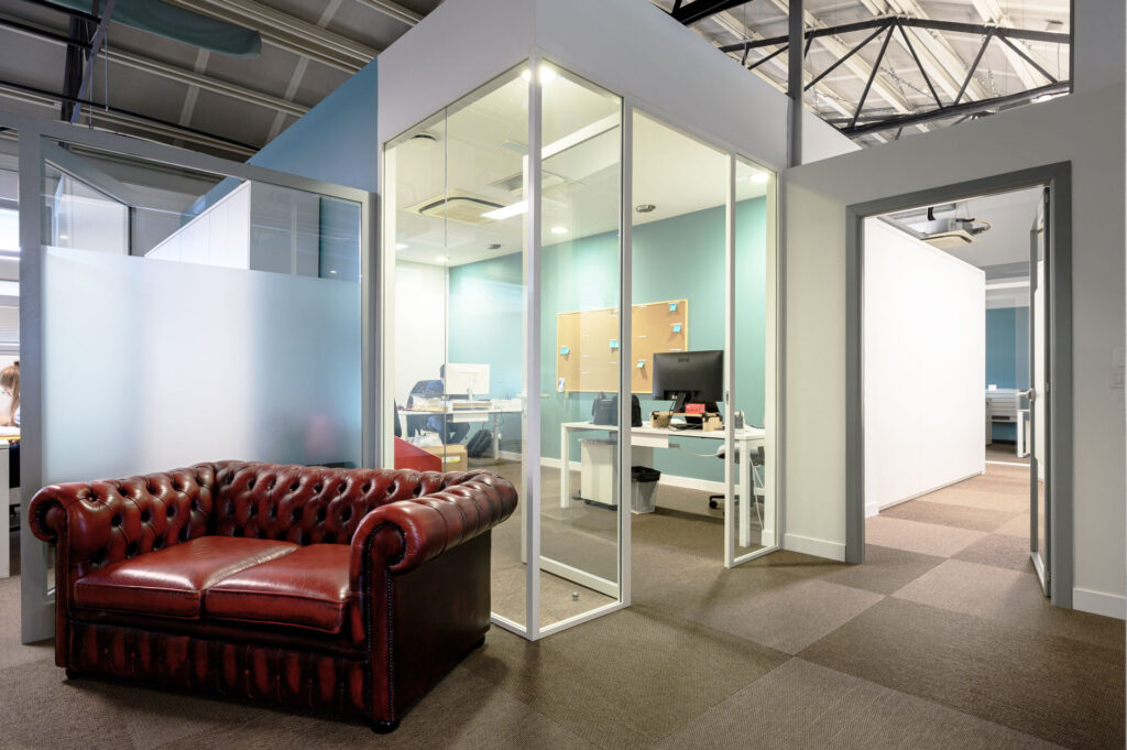 ENERGON parete divisoria Glass ufficio parete vetrata a vetro singolo extra clear profilo in alluminio pure white rat 9010 porta a battente