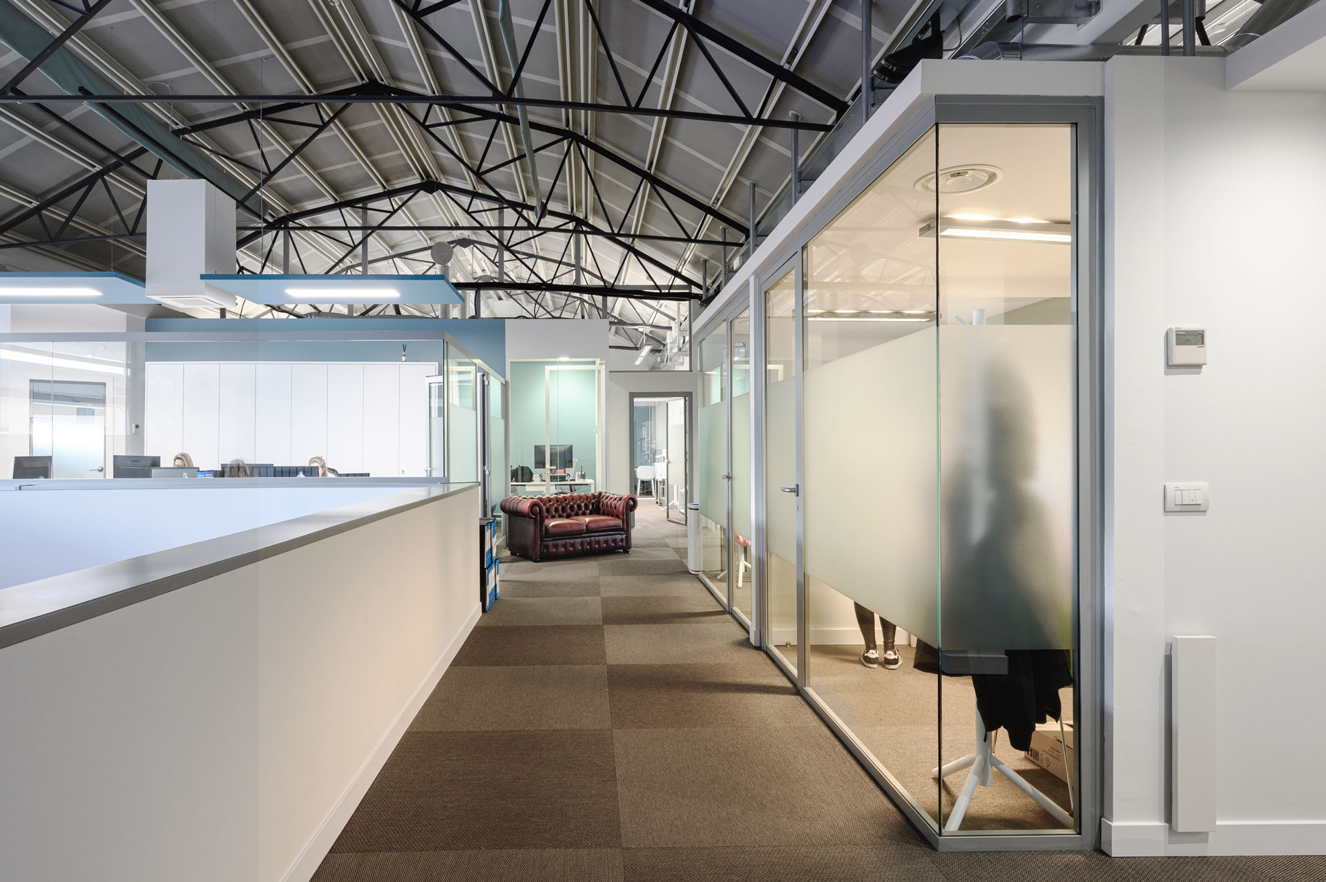 ENERGON parete divisoria Glass ufficio direzionale parete vetrata a vetro singolo extra clear con soluzione per la privacy visiva profilo in alluminio porta a battente