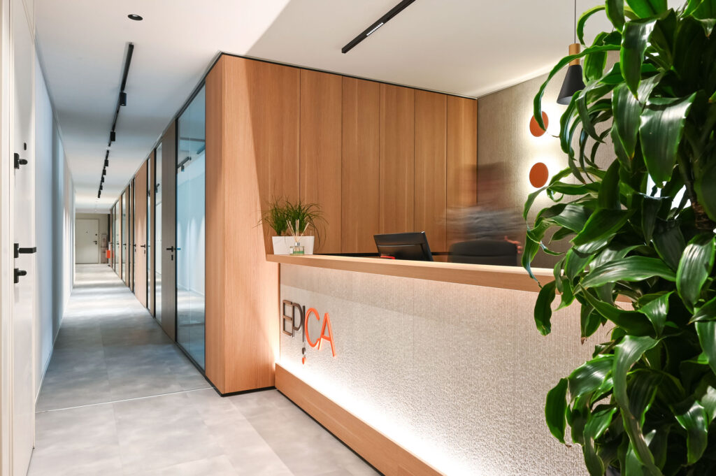 EPICA parete divisoria SLIM ingresso pareti vetrate a vetro singolo extra clear con profilo in alluminio jet black ral 9005 e pannello cieco colore oak