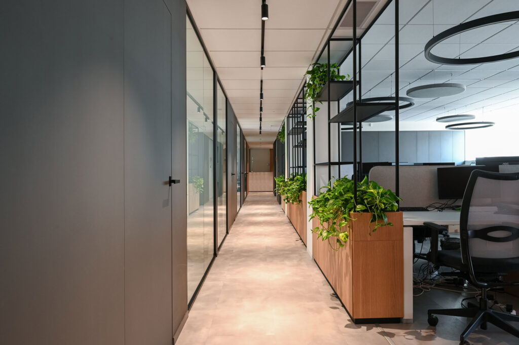 EPICA parete divisoria SLIM corridoio pareti vetrate a vetro singolo extra clear con profilo in alluminio jet black ral 9005 e pannello cieco colore moka