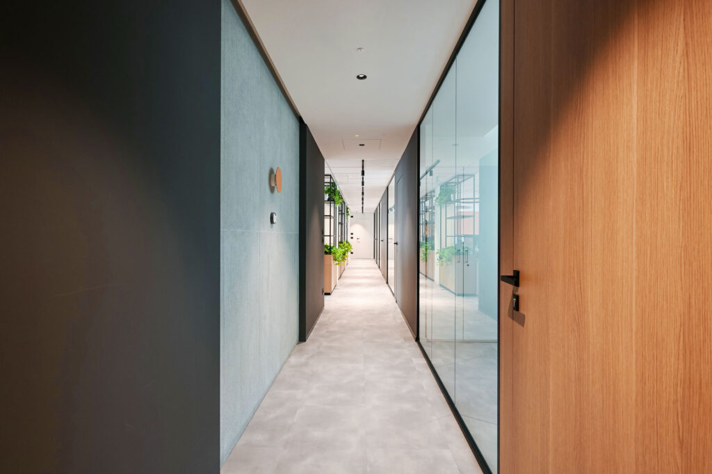 EPICA parete divisoria SLIM corridoio pareti vetrate a vetro singolo extra clear con profilo in alluminio jet black ral 9005 e pannello cieco colore oak e moka