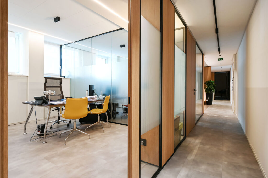 EPICA parete divisoria SLIM corridoio pareti vetrate a vetro singolo extra clear con profilo in alluminio jet black ral 9005 dettaglio profilo