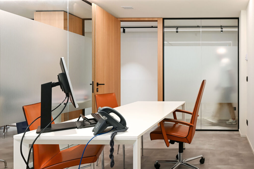 EPICA parete divisoria SLIM ufficio privato pareti vetrate a vetro singolo extra clear con profilo in alluminio jet black ral 9005 e porte a battente con anta cieca in legno colore oak