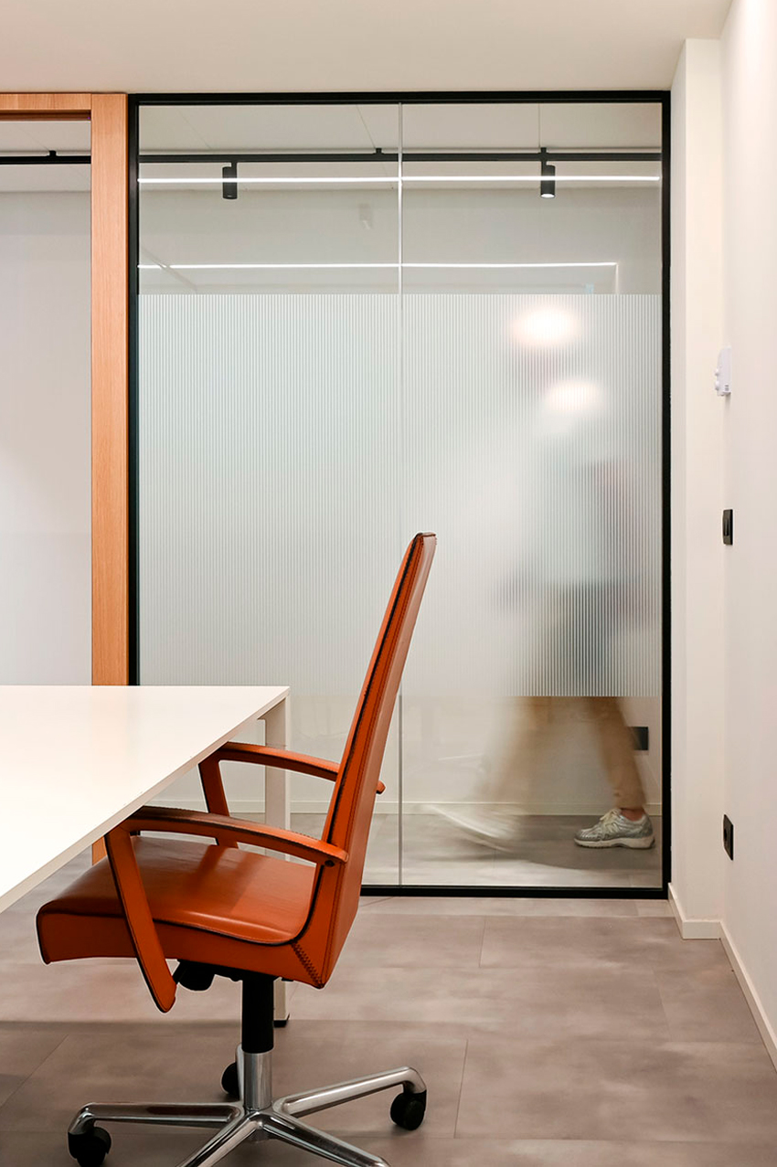 EPICA parete divisoria SLIM ufficio privato pareti vetrate a vetro singolo extra clear con profilo in alluminio jet black ral 9005 e porte a battente con anta cieca in legno colore oak