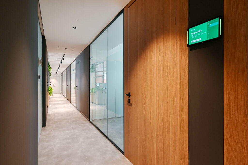 EPICA parete divisoria SLIM corridoio pareti vetrate a vetro singolo extra clear con profilo in alluminio jet black ral 9005 e pannello cieco colore oak e moka