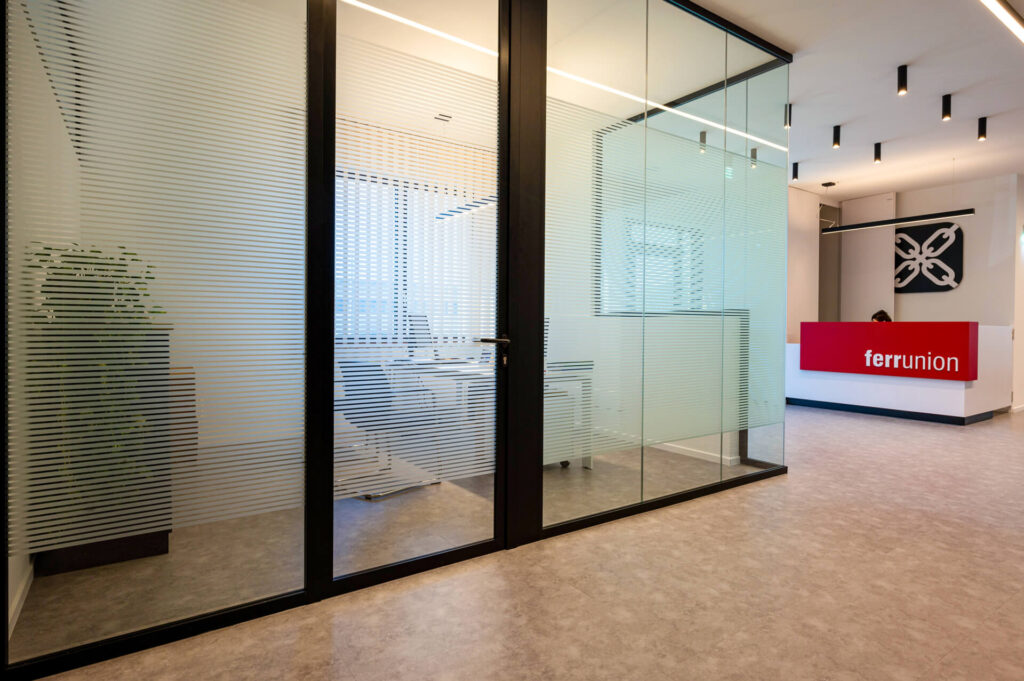 FERRUNION parete divisoria Glass ingresso parete vetrata a vetro singolo extra clear con serigrafia personalizzata per privacy visiva profilo in alluminio black ral 9005 porta a battente con vano tecnico