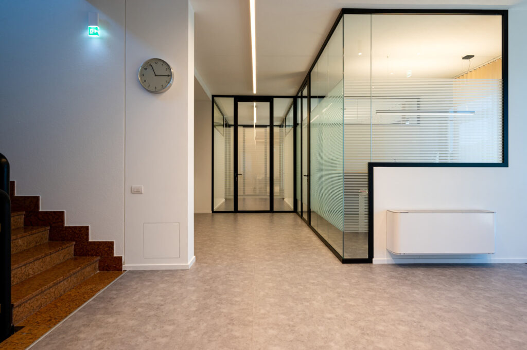 FERRUNION parete divisoria Glass corridoio parete vetrata a vetro singolo extra clear con serigrafia personalizzata per privacy visiva profilo in alluminio black ral 9005 porta a battente con vano tecnico