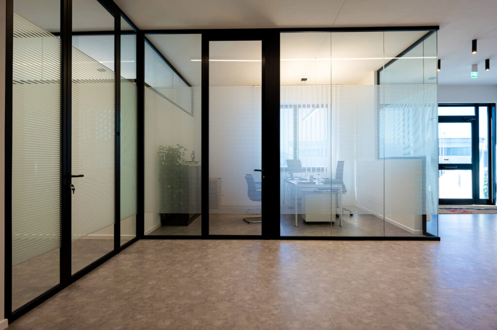FERRUNION parete divisoria Glass ufficio privato parete vetrata a vetro singolo extra clear con serigrafia personalizzata per privacy visiva profilo in alluminio black ral 9005 porta a battente con vano tecnico