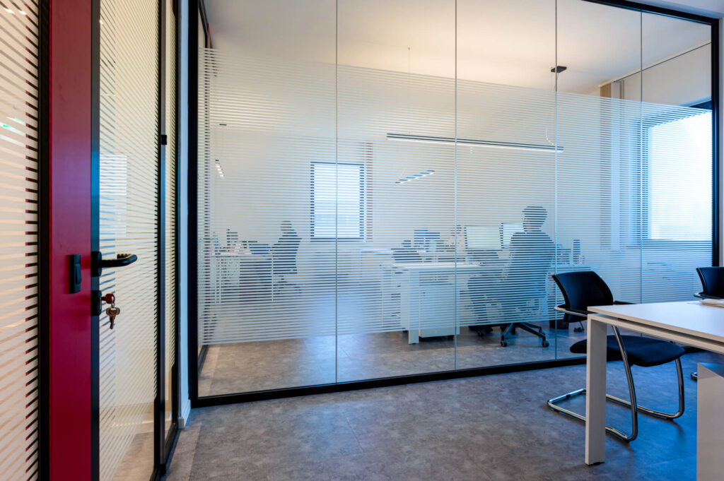 FERRUNION parete divisoria Glass uffici parete vetrata a vetro singolo extra clear con serigrafia personalizzata per privacy visiva profilo in alluminio black ral 9005 dettaglio effetto visual privacy