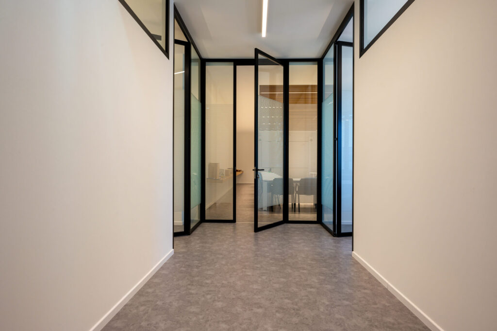 FERRUNION parete divisoria Glass corridoio parete vetrata a vetro singolo extra clear con serigrafia personalizzata per privacy visiva profilo in alluminio black ral 9005 porta a battente