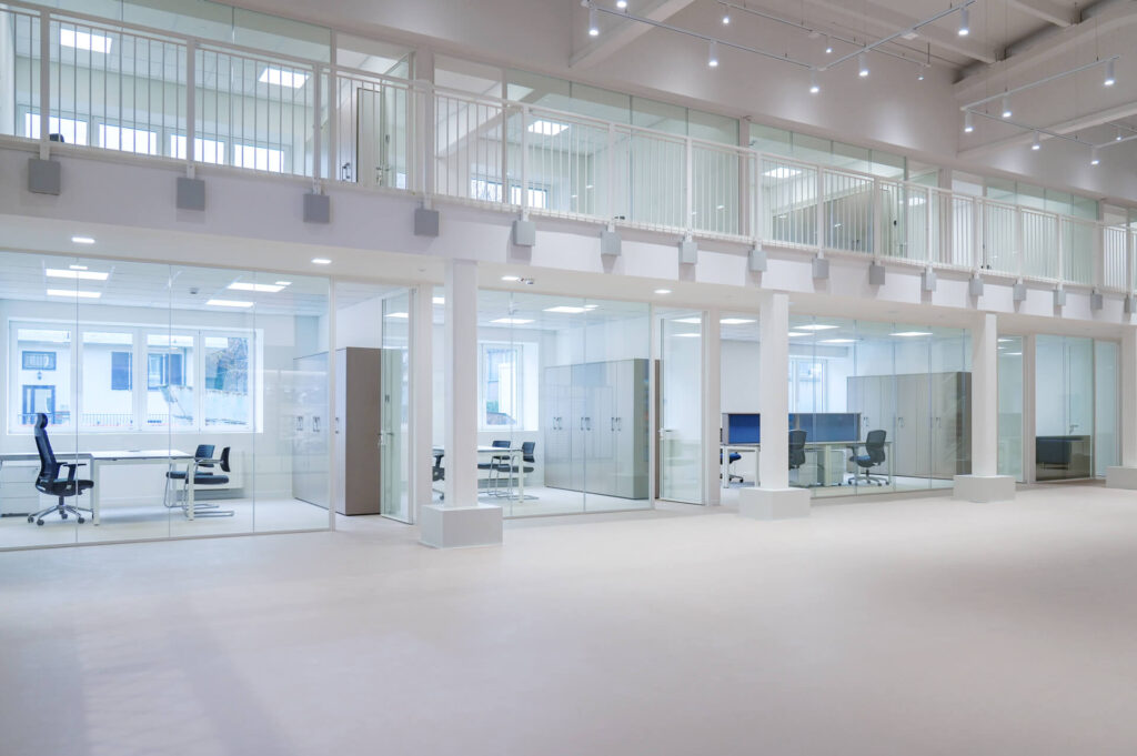 FERVI parete divisoria 6030 corridoio uffici privati parete vetrata a vetro doppio extra clear profilo in alluminio pure white rat 9010 porte a battente