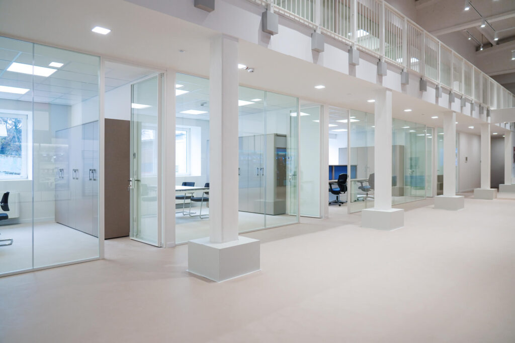 FERVI parete divisoria 6030 corridoio uffici privati parete vetrata a vetro doppio extra clear profilo in alluminio pure white rat 9010 porte a battente