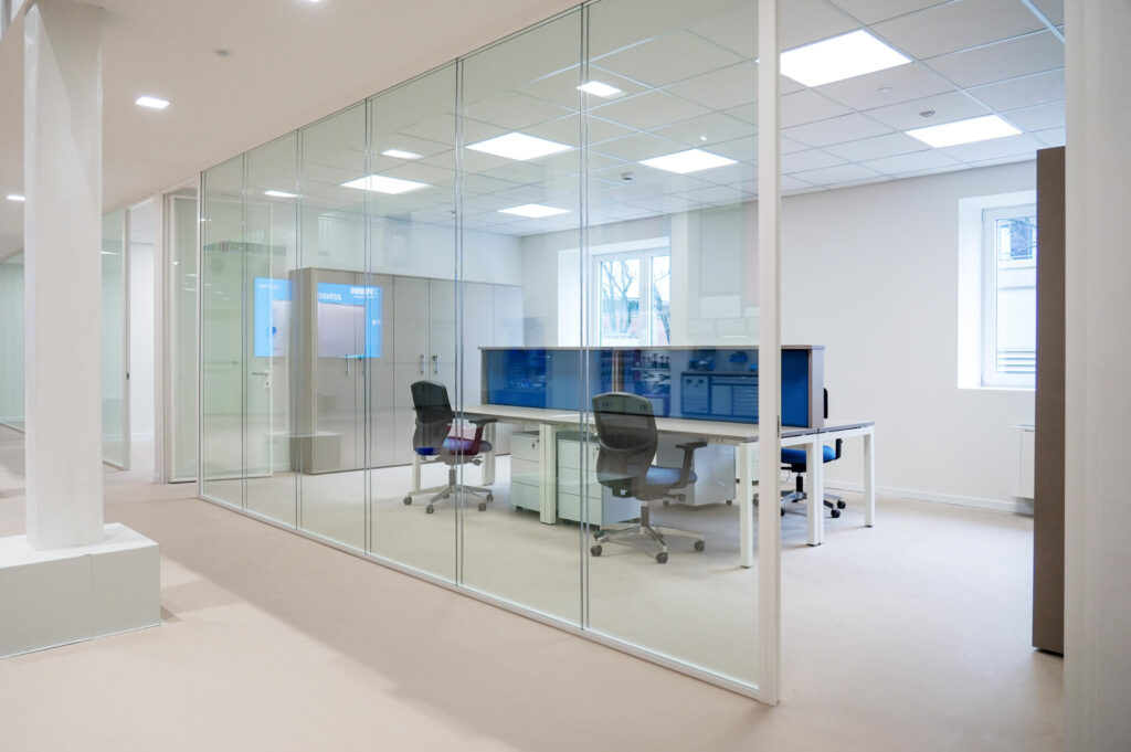 FERVI parete divisoria 6030 ufficio parete vetrata a vetro doppio extra clear profilo in alluminio pure white rat 9010 porte a battente dettaglio profilo parete