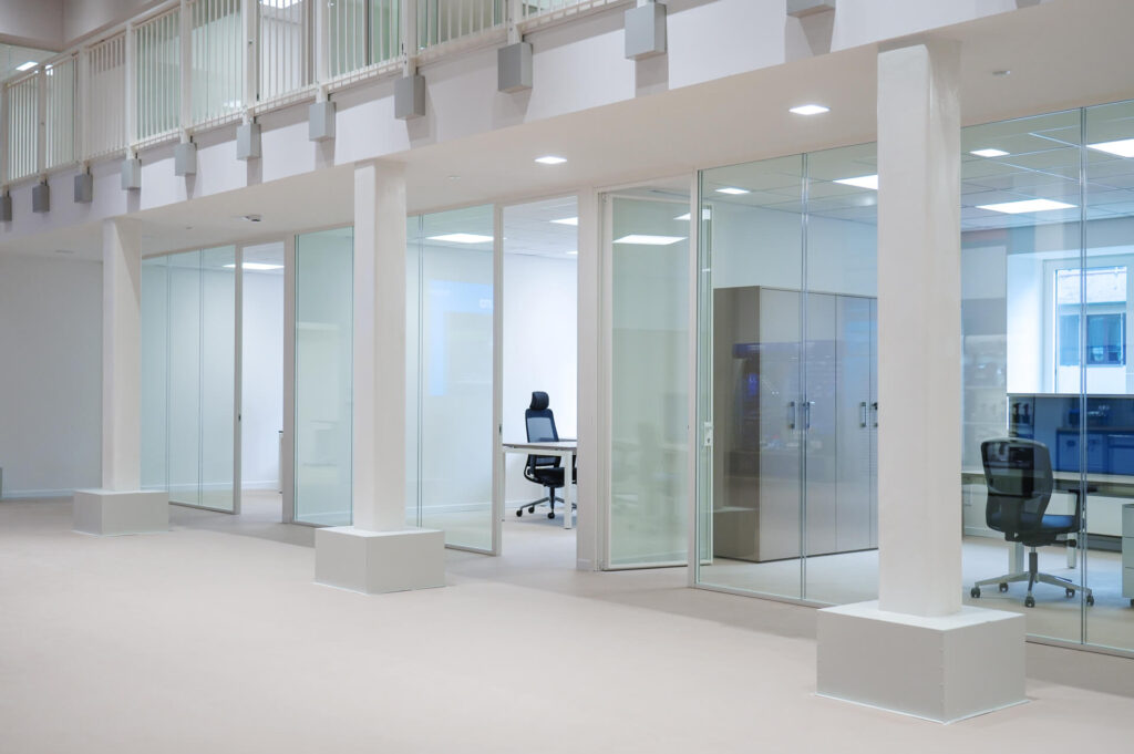 FERVI parete divisoria 6030 corridoio uffici privati parete vetrata a vetro doppio extra clear profilo in alluminio pure white rat 9010 porte a battente