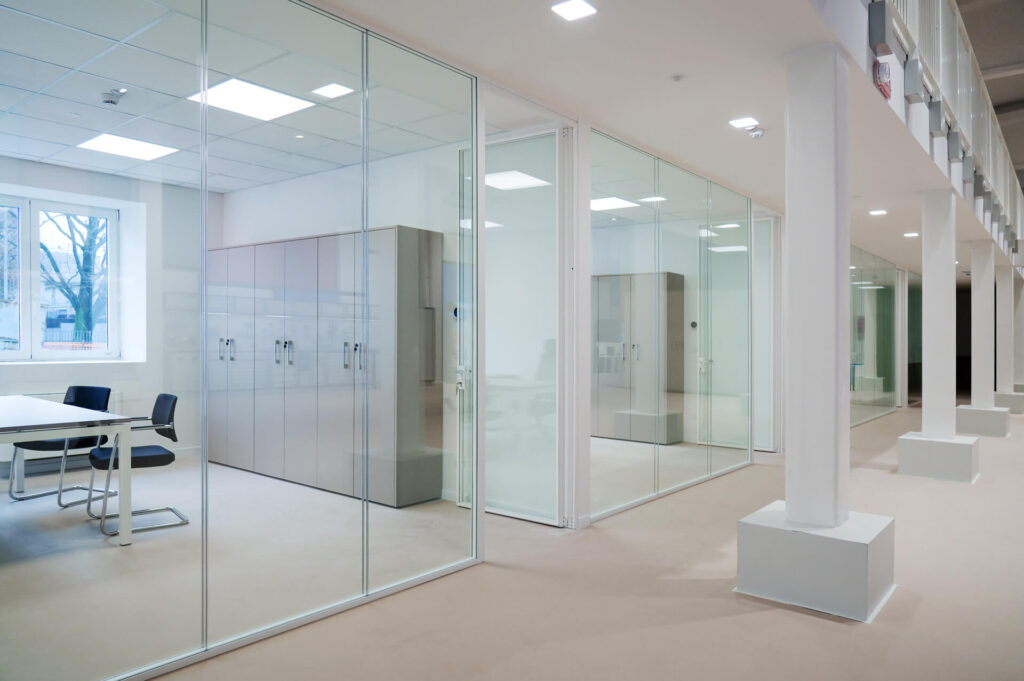 FERVI parete divisoria 6030 corridoio uffici privati parete vetrata a vetro doppio extra clear profilo in alluminio pure white rat 9010 porte a battente