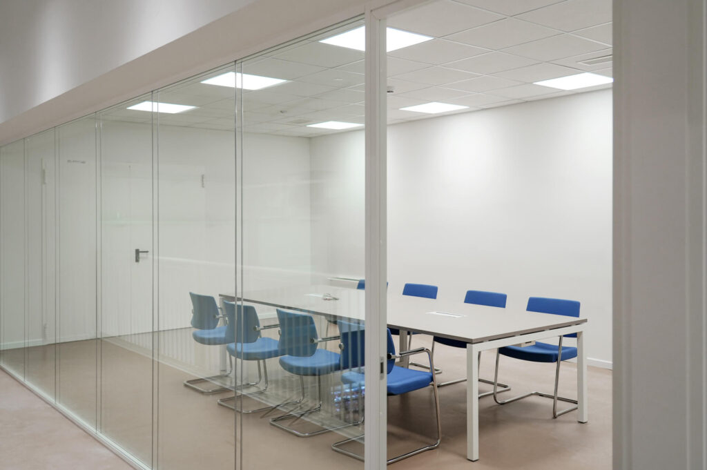 FERVI parete divisoria 6030 sala riunione parete vetrata a vetro doppio extra clear profilo in alluminio pure white rat 9010 porte a battente dettaglio profilo parete