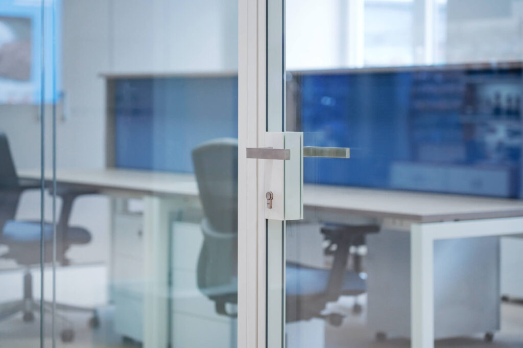 FERVI parete divisoria 6030 ufficio parete vetrata a vetro doppio extra clear profilo in alluminio pure white rat 9010 porte a battente dettaglio profilo parete dettaglio porta maniglia