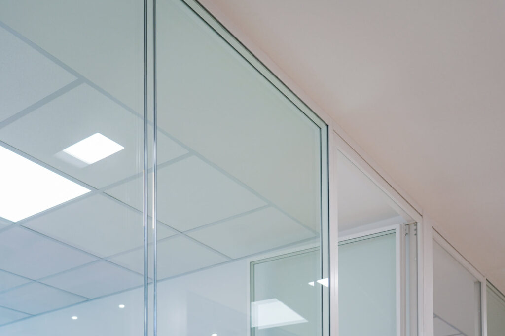 FERVI parete divisoria 6030 ufficio parete vetrata a vetro doppio extra clear profilo in alluminio pure white rat 9010 porte a battente dettaglio profilo parete dettaglio parete a doppio vetro