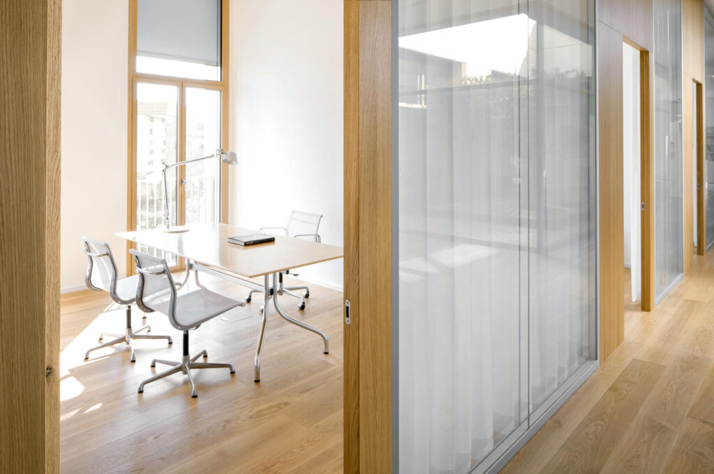 FOPE parete divisoria Double ufficio privato parete vetrata a vetro doppio extra clear e parete cieca con finitura oak profilo in alluminio portale cieco tamburato