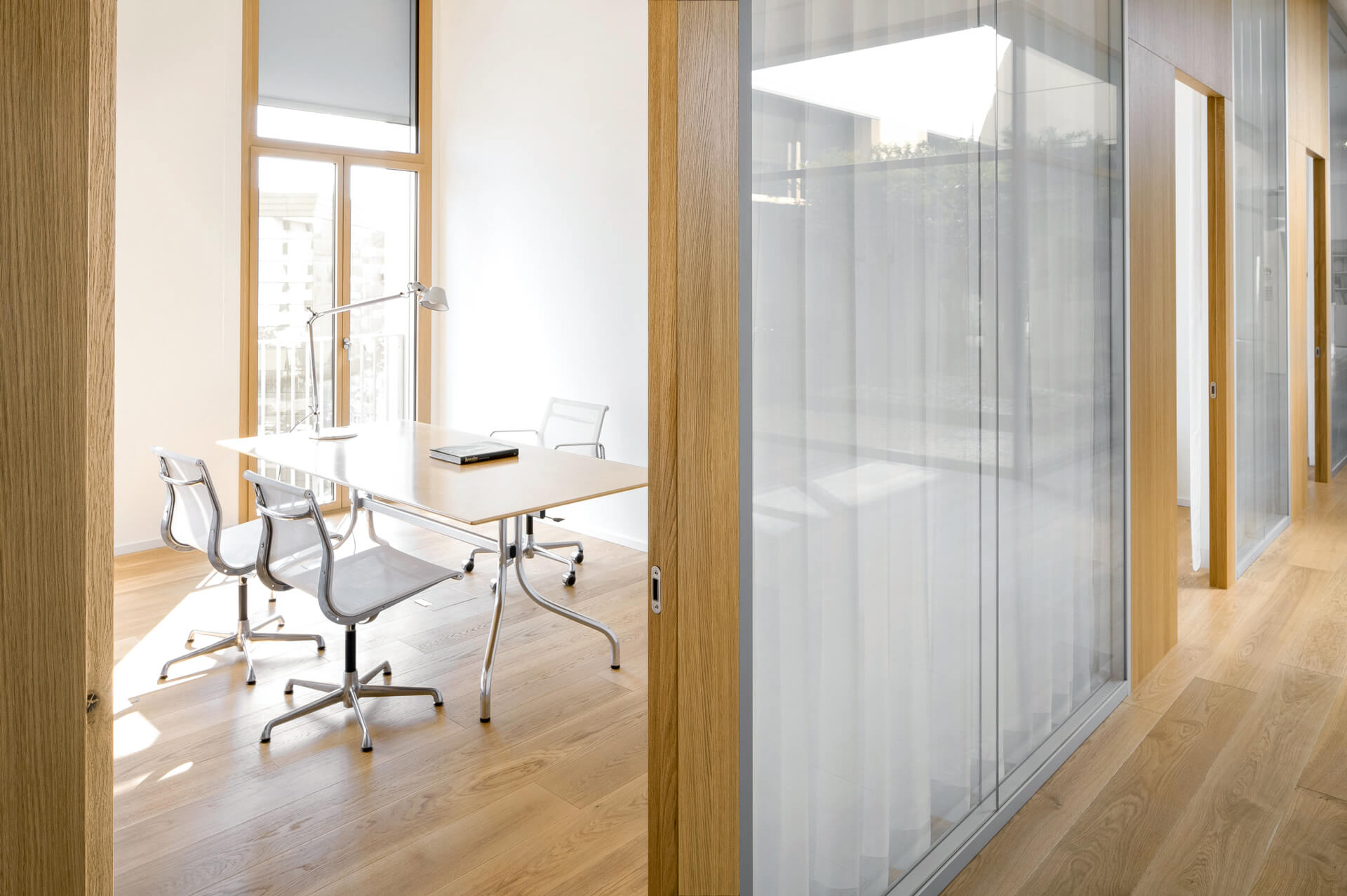 FOPE parete divisoria Double ufficio privato parete vetrata a vetro doppio extra clear e parete cieca con finitura oak profilo in alluminio portale cieco tamburato