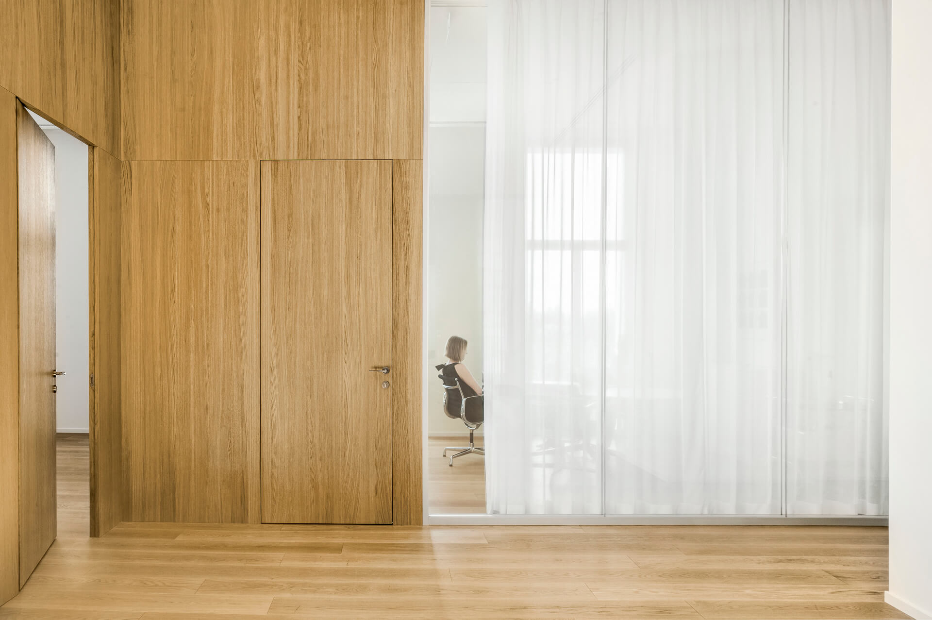 FOPE parete divisoria Double ufficio privato parete vetrata a vetro doppio extra clear e parete cieca con finitura oak profilo in alluminio portale cieco tamburato