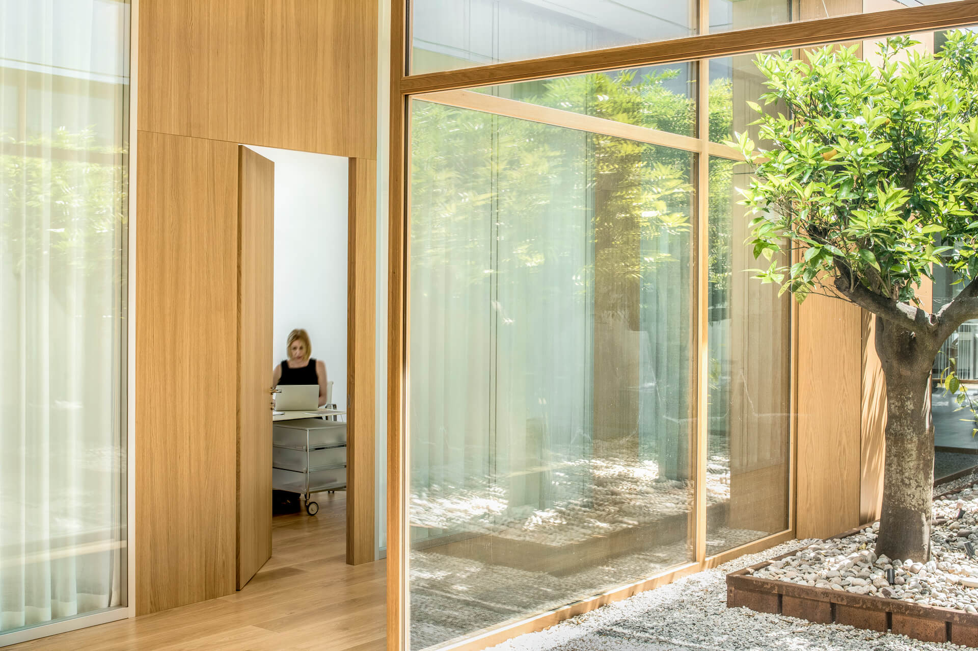 FOPE parete divisoria Double ufficio privato parete vetrata a vetro doppio extra clear e parete cieca con finitura oak profilo in alluminio portale cieco tamburato