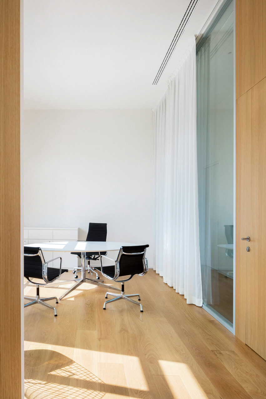 FOPE parete divisoria Double ufficio parete vetrata a vetro doppio extra clear e parete cieca con finitura oak profilo in alluminio portale cieco tamburato