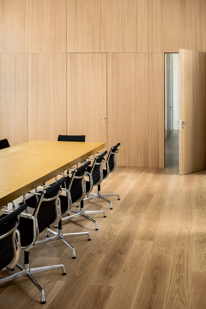 FOPE parete divisoria Double sala riunione parete vetrata a vetro doppio extra clear e parete cieca con finitura oak profilo in alluminio portale cieco tamburato