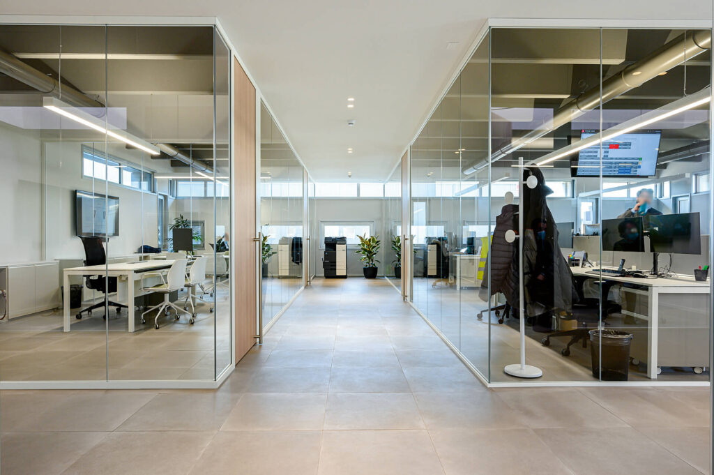 FRIUL INTAGLI INDUSTRIE corridoio parete divisoria Glass parete vetrata a vetro singolo extra clear profilo in alluminio pure white rat 9010 e porte a battente con anta cieca in legno colore oak