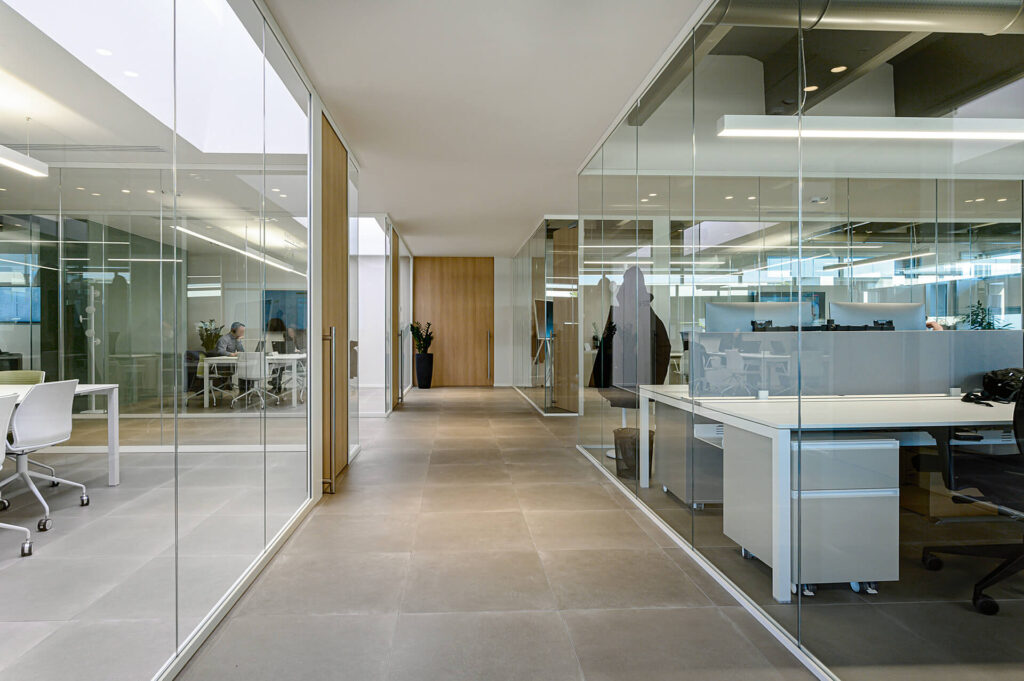 FRIUL INTAGLI INDUSTRIE corridoio uffici privati parete divisoria Glass parete vetrata a vetro singolo extra clear profilo in alluminio pure white rat 9010 e porte a battente con anta cieca in legno colore oak