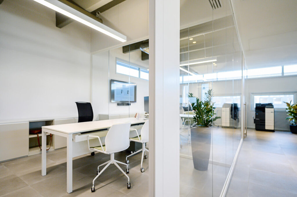 FRIUL INTAGLI INDUSTRIE ufficio privato parete divisoria Glass parete vetrata a vetro singolo extra clear profilo in alluminio pure white rat 9010 dettaglio profilo