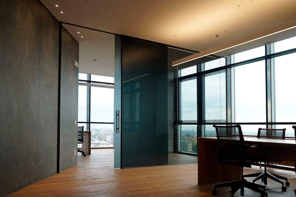 HTM parete divisoria SLIM pareti vetrate a vetro singolo mirrored con profilo in alluminio jet black ral 9005 porta scorrevole vetro smoked grey