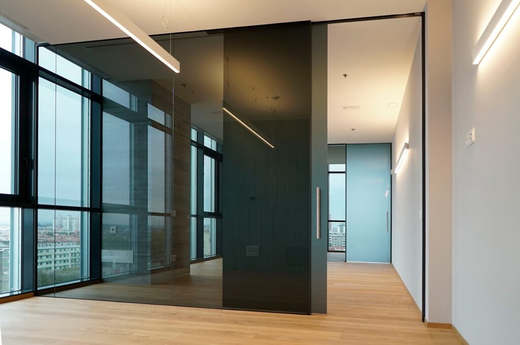 HTM parete divisoria SLIM pareti vetrate a vetro singolo mirrored con profilo in alluminio jet black ral 9005 porta scorrevole vetro smoked grey