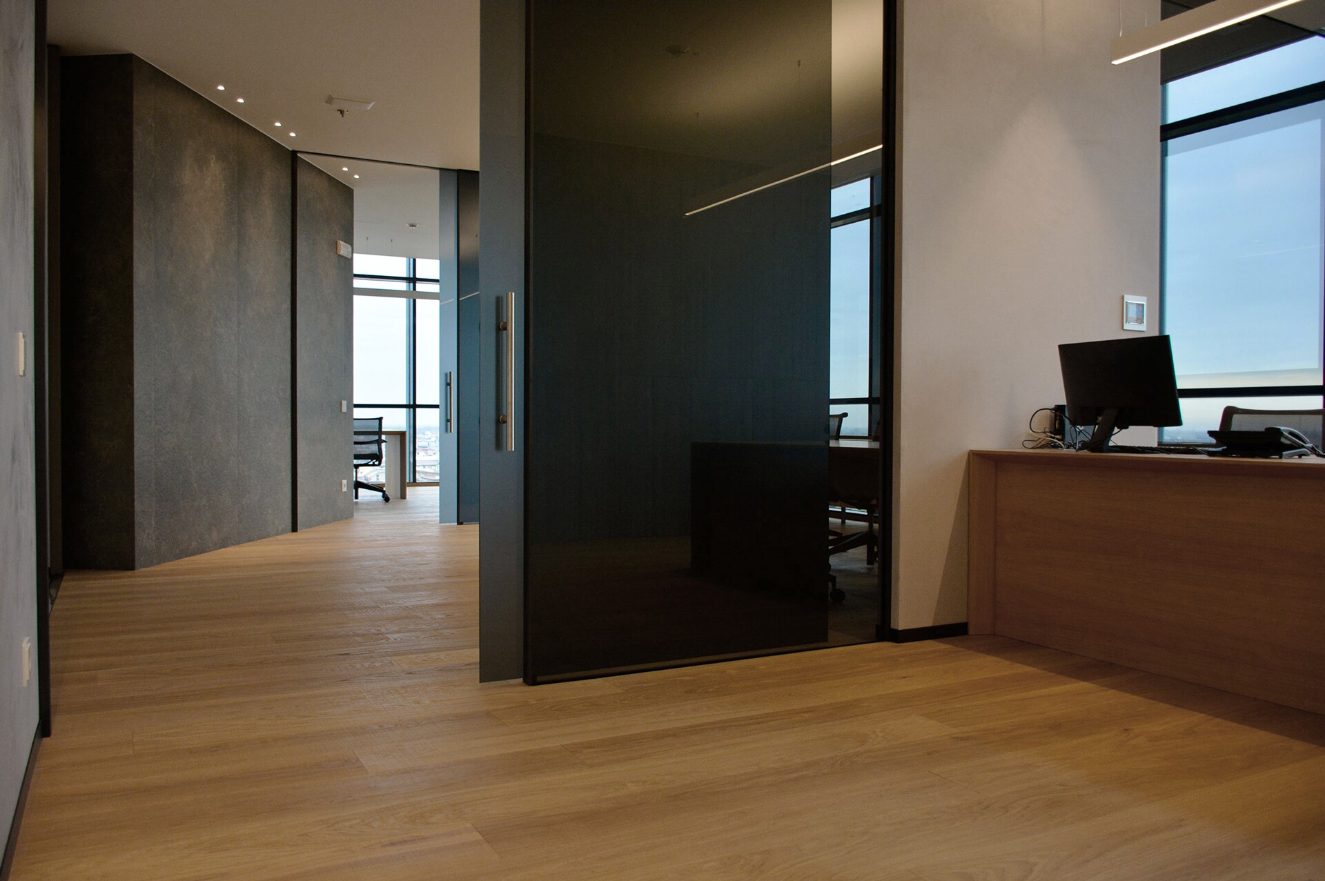 HTM parete divisoria SLIM pareti vetrate a vetro singolo mirrored con profilo in alluminio jet black ral 9005 porta scorrevole vetro smoked grey